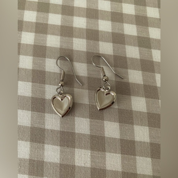 ⭐️SALE⭐️ NWOT Pretty Silver Heart & White Rose Earrings - Picture 2 of 3